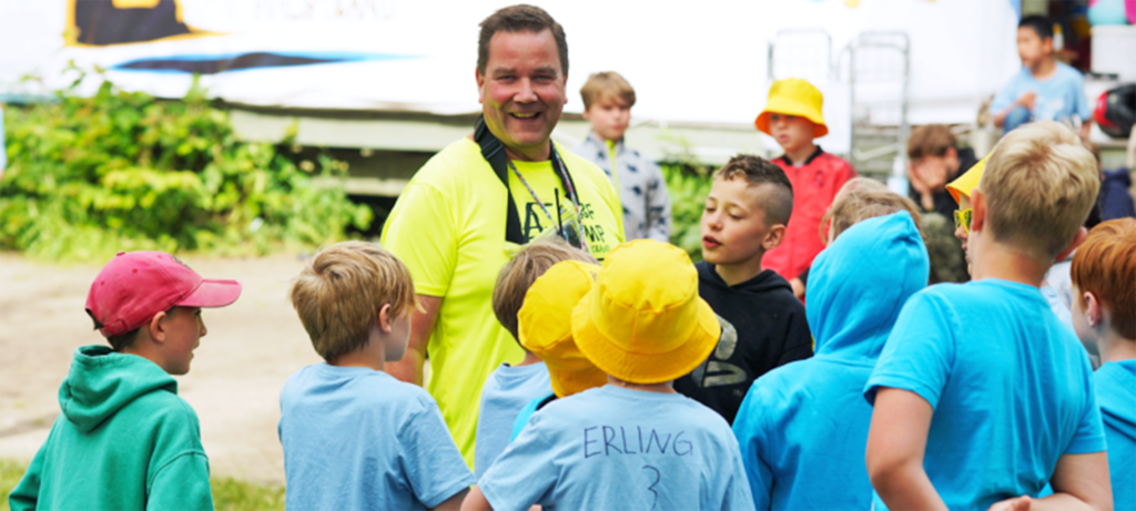 Jan Johansen sammen med deltagere på SurfCamp i Asker